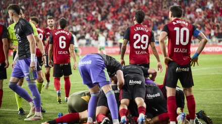 Los jugadores del Mirandés celebran uno de los goles ante el Racing