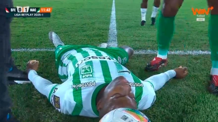 El jugador colombiano sufrió un desvanecimiento en pleno partido.