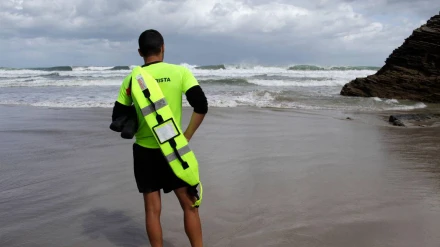 Socorrista en la playa de las Catedrales