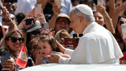 El Papa León XIV llegando a la Plaza de San Pedro