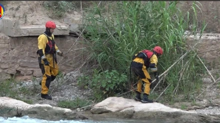 Bomberos buscan al joven desaparecido en el Túria.Bombers i agents de Policia Nacional han reprès hui dilluns la recerca d'un jove que va desaparèixer ahir mentre es banyava en el Túria, entre Manises i Paterna, en una zona coneguda com Azud de la Sèquia Tormos.SOCIEDAD BOMBEROS