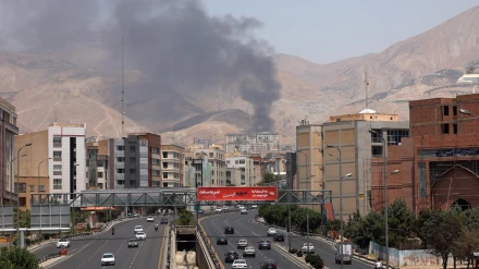 Humo al fondo desde una refinería de petróleo, al noroeste de Teherán, Irán