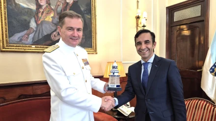 El almirante Gonzalo Villar con José Manuel Rey Varela en el despacho de Alcaldía