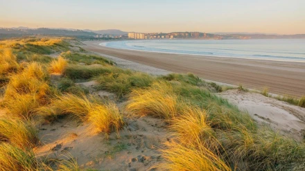 Una vista de Salinas desde las Dunas de El Espartal
