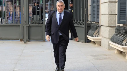 El exsecretario de Organización del PSOE, Santos Cerdán, llega a una sesión de control al Gobierno, a 28 de mayo de 2025, en Madrid