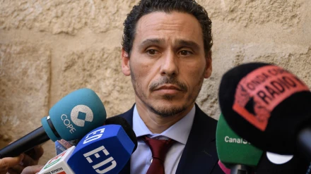 SEVILLA, 28/08/2024.- El presidente del Sevilla, José María del Nido Carrasco, ha manifestado este miércoles que está "contento con las sensaciones del equipo" en las primeras tres jornadas, en las que suma dos empates y una derrota, porque "tiene menos puntos de los que ha merecido en los tres primeros partidos", tras la tradicional ofrenda floral que el club efectúa cada principio de temporada en la Catedral metropolitana a la Virgen de los Reyes, patrona de la archidiócesis hispalense. EFE/Raúl Caro
