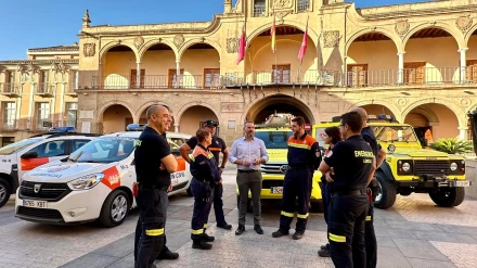 El concejal y personal de Emergencias con sus vehículos ante el Ayuntamiento de Lorca