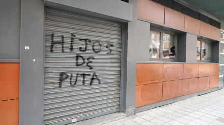 La sede del PSOE de León amanece con pintadas en su fachada y varios cristales rotos