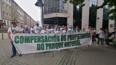 Concentración de los propietarios a las puertas de la Xunta en Ferrol