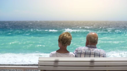 Pareja de jubilados mirando el mar