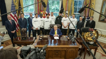 Donald Trump habla con los medios mientras recibe a la plantilla de la Juventus.
