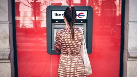 Chica sacando dinero de un cajero