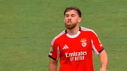 Orkun Kökçü se retira del campo diciendo de todo a su entrenador Bruno Lage.