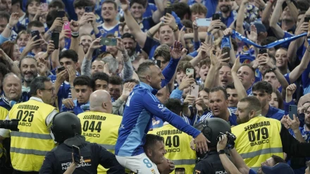 Santi Cazorla, a hombros de Diego Cervero, celebra el ascenso del Real Oviedo en el Tartiere