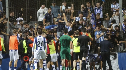 SAN SEBASTIÁN, 22/06/2025.- Los jugadores de la Real Sociedad B celebran el gol con el que logran el ascenso a Segunda División durante el partido que la Real Sociedad B y el Nástic de Tarragona disputan este domingo en el estadio Zubieta XXI de San Sebastián. EFE/ Javier Etxezarreta
