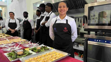 Una joven migrante procedente de Venezuela aprende hostelería en el Centro Diocesano de Formación de  Cáritas Sevilla ©Cáritas Sevilla