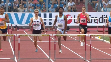 El estadounidense intenta 'acomodarse' durante la carrera en Ostrava.