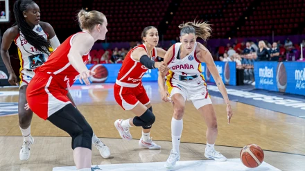 Mariona Ortiz lleva el balón ante República Checa