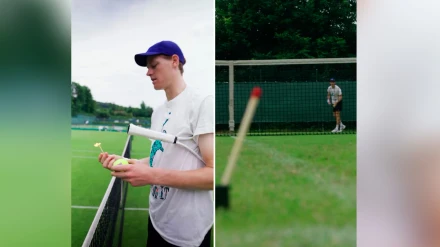 Jannick Sinner intenta realizar un reto con su raqueta, una pelota de tenis y una cerilla