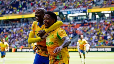 Dos jugadores del Mamelodi celebran un gol durante un partido