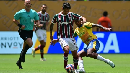 Cano, jugador del Fluminense, conduce el balón ante un futbolista del Mamelodi.