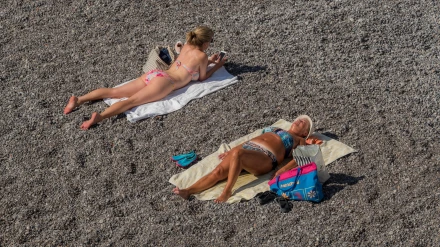Mujeres tomando el sol