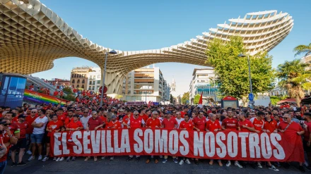 Miles de sevillistas se manifiestan para exigir la dimisión del consejo de administración del club