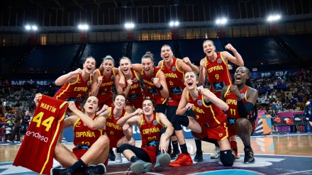 Las jugadoras españolas celebran la victoria ante Francia y el pase a la final.