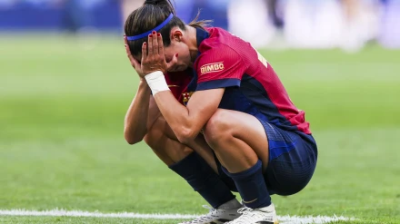 Aitana Bonmatí se lamenta tras perder la final de la Champions con el Arsenal.