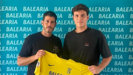 Juan Antonio Benavent posa con la camiseta grogueta tras formalizar su regreso al CD Dénia