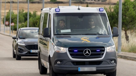 Vista del furgón de la Guardia Civil en el que el exdirigente del PSOE Santos Cerdán ha ingresado en la cárcel madrileña de Soto del Real después de que el juez del Tribunal Supremo Leopoldo Puente haya acordado el ingreso en prisión comunicada al considerar que tuvo "específico papel" en la trama del llamado caso Koldo