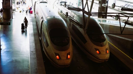 Trenes de alta velocidad AVE operados por Renfe en la estación de Madrid
