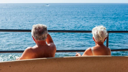 Dos personas jubiladas tomando en sol en verano