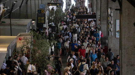 Miles de pasajeros en el aeropuerto de Barajas en las primera operación salida del verano