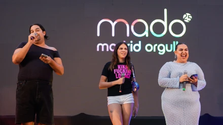 Los y las protagonistas de la serie Mariliendre, Carlos González (i), Yenesi (c) y Blanca Martínez (d), ofrecen el pregón del Orgullo 2025 este miércoles, en la plaza Pedro Zerolo de Madrid