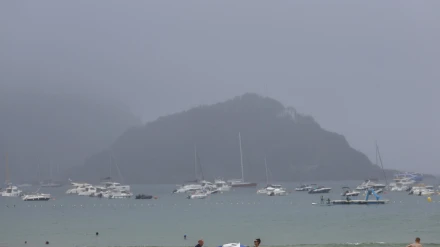Unos bañistas este miércoles en la playa de la Concha de San Sebastián