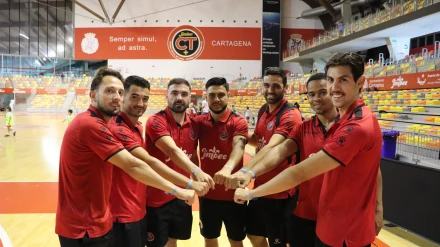 Los jugadores lucen la pulsera de Cartagena por la Caridad