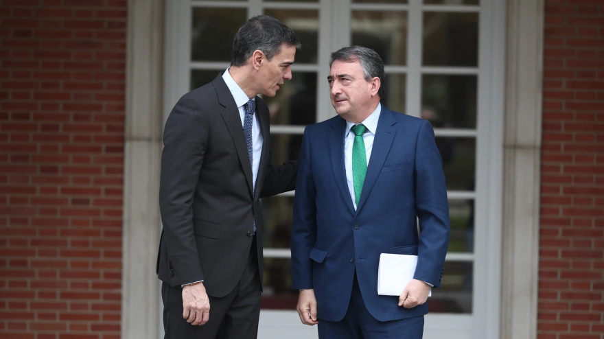 El presidente del Gobierno, Pedro Sánchez, y el portavoz del PNV en el Congreso, Aitor Esteban