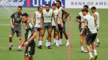 Los aficionados del Real Madrid entrenan durante el Mundial de Clubes