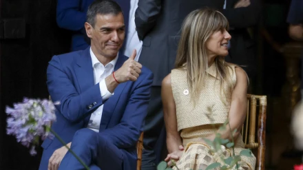 El presidente del Gobierno español, Pedro Sánchez y su mujer, Begoña Gómez durante la cena oficial a los participantes en la IV Conferencia Internacional para el Desarrollo de Sevilla, este lunes en Palacio de las Dueñas