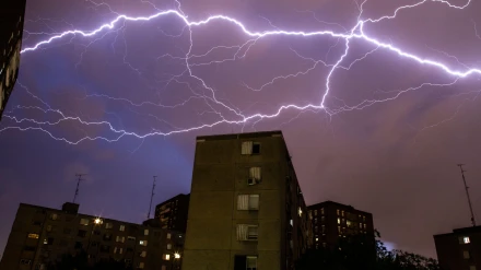 Un gran rayo en una noche tormentosa en España