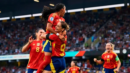 Mariona junto a sus compañeras celebra uno de los goles