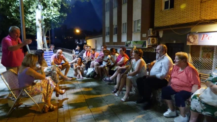 La alcaldesa de este municipio sale a tomar el fresco con sus vecinos y esto es lo que se encuentra: "Necesidad de saber"