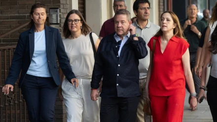 El presidente de Castilla-La Mancha, Emiliano García-Page (c), a su llegada a la reunión del Comité Federal del PSOE, en la sede federal del partido