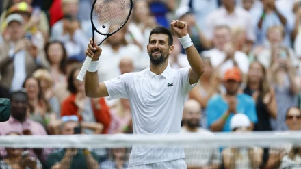 Novak Djokovic celebra su victoria 100 en Wimbledon