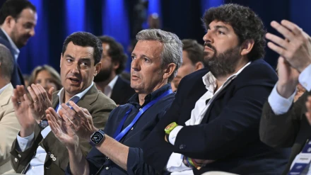 Alfonso Rueda entre los presidentes de Andalucía y Murcia en el Congreso del PP