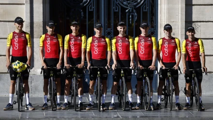 Imagen de los ciclistas del Cofidis antes del Tour