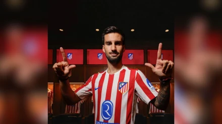 Baena posa con la camiseta del Atlético de Madrid tras confirmarse su fichaje