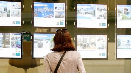 Una persona mira anuncios de alquileres de pisos en Palma de Mallorca en una inmobiliaria