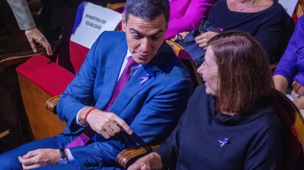 El presidente del Gobierno español, Pedro Sánchez (izq.), conversa con la presidenta del Congreso de los Diputados, Francina Armengol (der.)